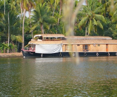 https://imgcld.yatra.com/ytimages/image/upload/t_hotel_yatra_city_desktop/v1442222199/Domestic Hotels/Hotels_Alleppey/Spice Routes Luxury Cruise/Overview.jpg